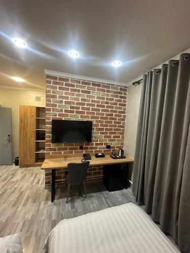 TV a/nebo společenská místnost v ubytování Kerben Hotel