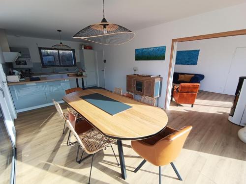 - une table à manger et des chaises dans la cuisine dans l'établissement New house near ria and beach, à Plouhinec