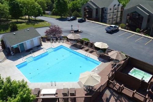 an overhead view of a large swimming pool with umbrellas at Lakeside Laziness 28-4 By SDC, Big Deck, Pool, Hot Tub, Pets Ok, Resort On Lake in Branson