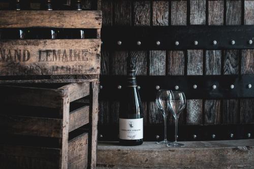 - une bouteille de vin à côté d'un verre de vin dans l'établissement Chez Fernand, à Hautvillers