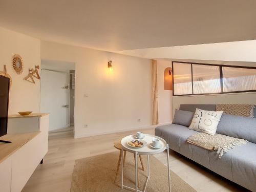 un salon avec un canapé et une table dans l'établissement Nestor&Jeeves - VIEUX NICE SUITE - Studio - Centre, à Nice