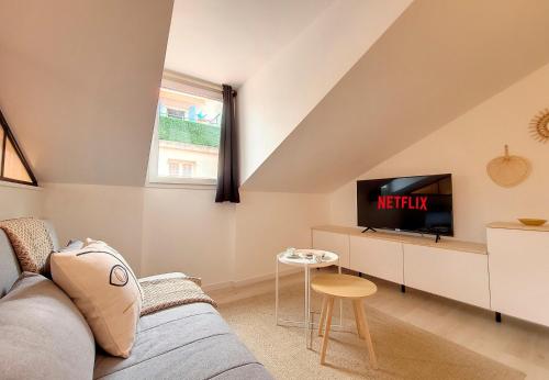 un salon avec un canapé et une télévision dans l'établissement Nestor&Jeeves - VIEUX NICE SUITE - Studio - Centre, à Nice