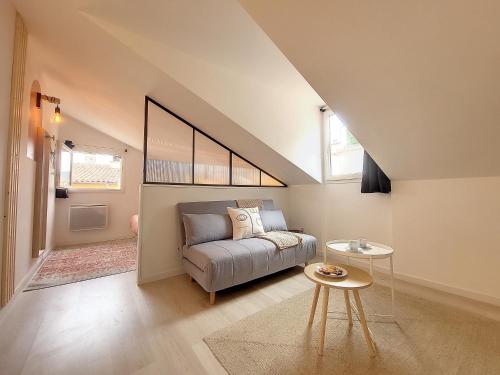 un salon avec un canapé et une table dans l'établissement Nestor&Jeeves - VIEUX NICE SUITE - Studio - Centre, à Nice