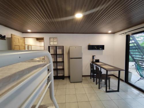 Dapur atau dapur kecil di Pura Vida Rentals