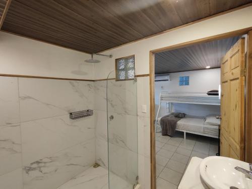 Bilik mandi di Pura Vida Rentals