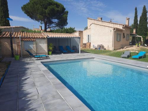 une piscine devant une maison dans l'établissement Villa avec piscine dans le Luberon, à La Tour-dʼAigues
