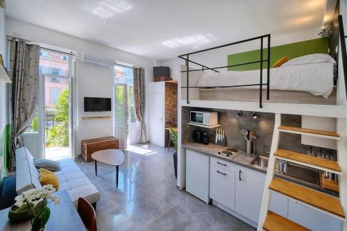 Il comprend un salon avec des lits superposés et une cuisine. dans l'établissement Studio Laurette mezzanine - 500m FROM THE BEACH, à Cannes