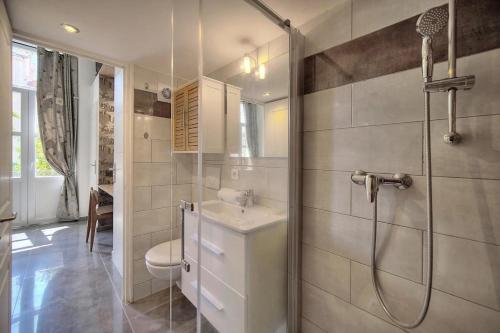 une salle de bain avec une douche, un lavabo et des toilettes dans l'établissement Studio Laurette mezzanine - 500m FROM THE BEACH, à Cannes