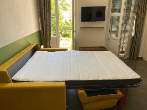 - un lit d'hôpital dans une chambre avec une télévision dans l'établissement Studio Laurette mezzanine - 500m FROM THE BEACH, à Cannes