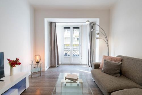 un salon avec un canapé et une table dans l'établissement 1-Br Apartment in Cannes Walk to the Beach, à Cannes