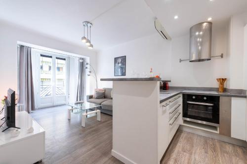 une cuisine et un salon avec un canapé et une table dans l'établissement 1-Br Apartment in Cannes Walk to the Beach, à Cannes
