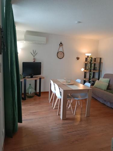 un salon avec une table, des chaises et un canapé dans l'établissement les sables d'or grau du roi, au Grau-du-Roi