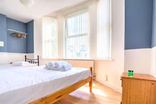 Postel nebo postele na pokoji v ubytování Travellers Economic Stays in Orrell Park