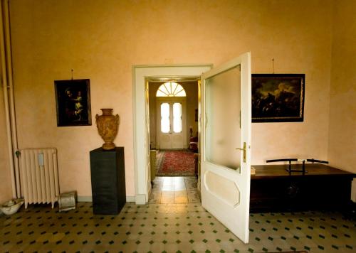 a room with a door and a vase on a table at B&b Villa Partitore in Quartazzola