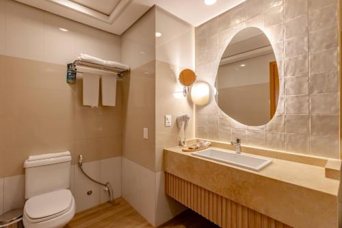 Ein Badezimmer in der Unterkunft Mercure Camboriu
