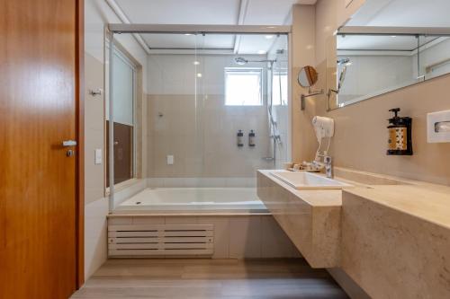 Ein Badezimmer in der Unterkunft Mercure Camboriu