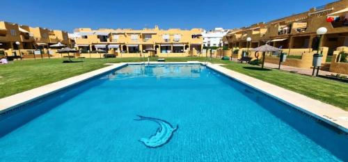 una piscina con uno squalo dipinto sull'acqua di 142 - Livingtarifa Mango a Tarifa