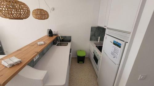 una piccola cucina con bancone e frigorifero di 142 - Livingtarifa Mango a Tarifa