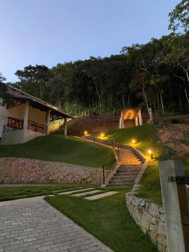 un escalier menant à une maison éclairée dans l'établissement Casa Aconchego da Serra - Pacoti, à Pacoti