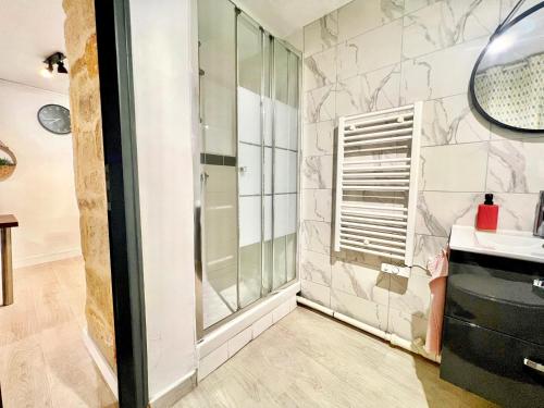 a bathroom with a shower and a sink at Studio du Clocher - Centre Historique, Cosy, Wifi, 2 personnes in Istres