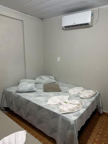 Katil atau katil-katil dalam bilik di Pousada da Maisa Suíte cama casal e solteiro até 3 pessoas