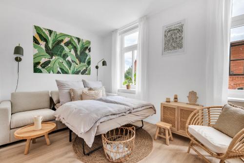 a living room with a bed and a couch at REGIOHOTEL Am Nicolaiplatz in Wernigerode