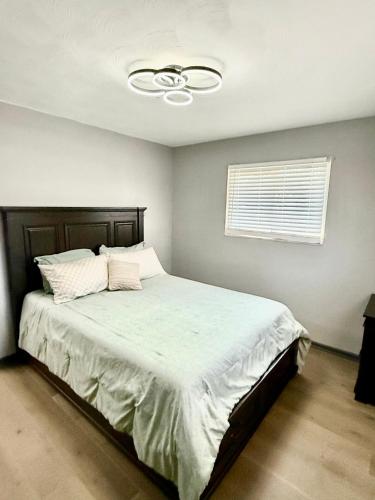 Katil atau katil-katil dalam bilik di Delightful 3 Bedroom Home