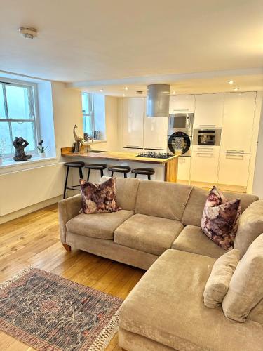a living room with a couch and a kitchen at Opulent oasis in London in London