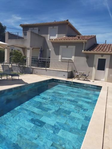 une piscine devant une maison dans l'établissement Joli studio piscine climatisé, aux Angles (Gard)