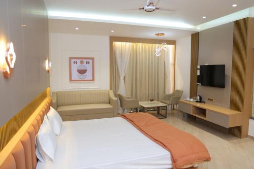 Una televisión o centro de entretenimiento en Hotel Pruthvi Executive, Pune
