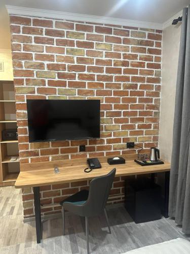 TV a/nebo společenská místnost v ubytování Kerben Hotel