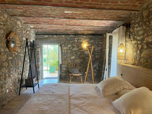 Postel nebo postele na pokoji v ubytování Historic Bastide With Private Pool In The Luberon