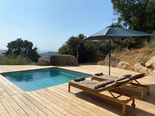 - une piscine avec un parasol, une chaise longue et un parasol dans l'établissement Beautiful Stone House With Sea View In Corsica, à Sari-dʼOrcino