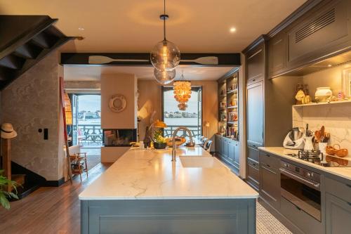 une cuisine avec un évier et un plan de travail dans l'établissement Beachfront House In Loire-Atlantique, au Pouliguen