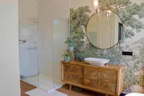 une salle de bain avec un lavabo et un miroir dans l'établissement Beachfront House In Loire-Atlantique, au Pouliguen