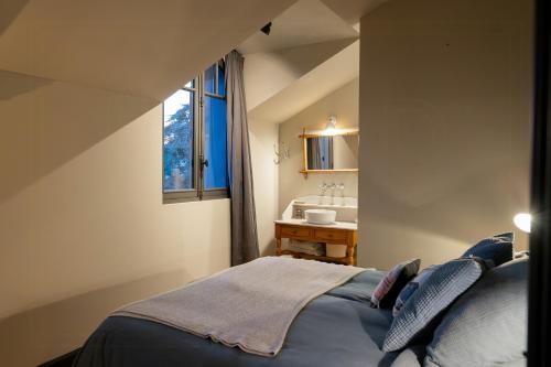 une chambre avec un lit avec un lavabo et une fenêtre dans l'établissement Beachfront House In Loire-Atlantique, au Pouliguen