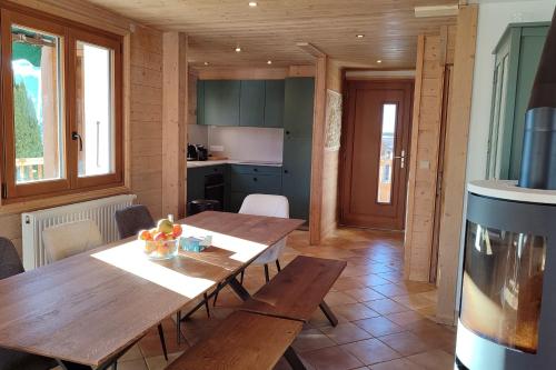 Photo de la galerie de l'établissement Savoyard cottage with terrace on the snow front, à La Clusaz