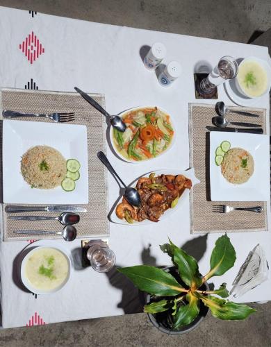 キャンディにあるChaminrich Villa and Homestayの食べ物の皿が置かれたテーブル