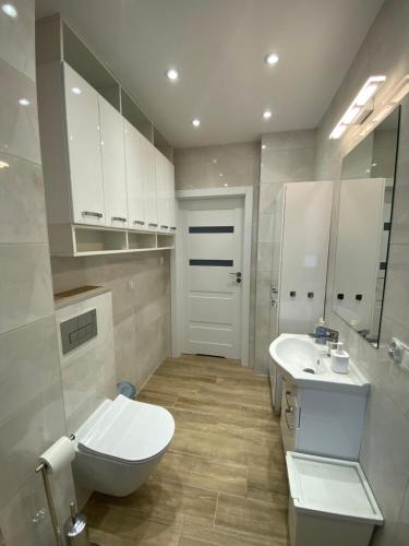 Ένα μπάνιο στο Apartament K Geskiego 18