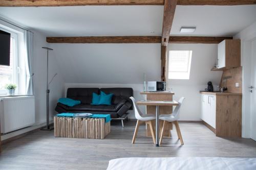 een woonkamer met een bank en een tafel bij Apartment 05 in Igersheim
