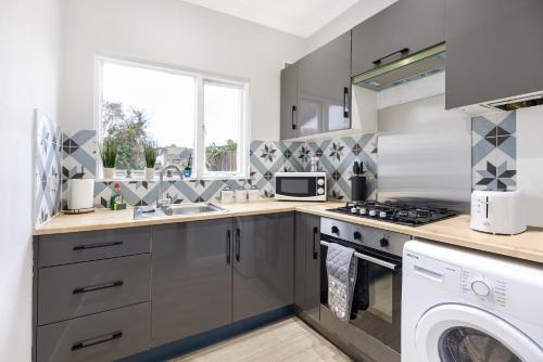 Η κουζίνα ή μικρή κουζίνα στο Finsbury Park Hideout Sleeps 10