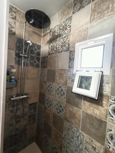 a bathroom with a shower with a picture on the wall at Océano Fuerte in Costa de Antigua