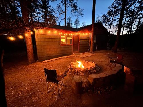 Gambar di galeri bagi Cozy Pines Cabin in Prescott - 3bd 2ba di Prescott