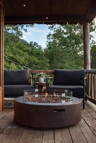 Χώρος καθιστικού στο Unique Tiny Home Cabin - Breathtaking Views