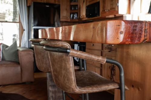 Χώρος καθιστικού στο Unique Tiny Home Cabin - Breathtaking Views
