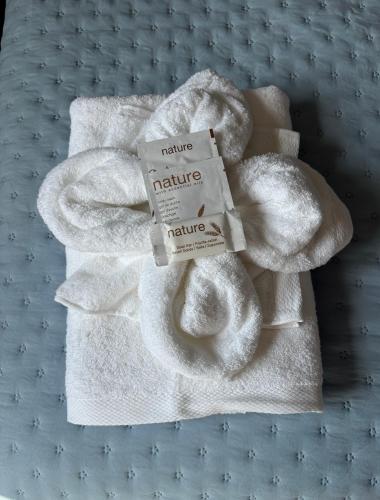 a pile of white towels on a bed at Casa Martorell Ferrol in Ferrol