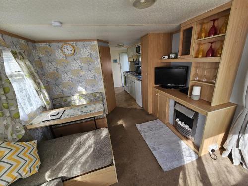 a small room with a kitchen and a caravan at Ingoldmells -Caravan- Sleeps 6 - Seaside - Parking in Skegness