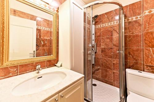 une salle de bain avec un lavabo et une douche dans l'établissement Élégant et bien situé votre havre de paix à Paris, à Paris