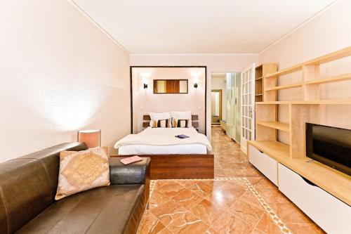 un salon avec un canapé et un lit dans l'établissement Élégant et bien situé votre havre de paix à Paris, à Paris