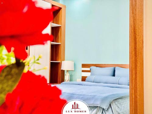 Postel nebo postele na pokoji v ubytování The LuxHomes Apartment ᵀᴹ I SAKURA Hotel - 193 Văn Cao